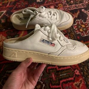 Euc Autry SNEAKERS
MEDALIST MULE IN NAPA LEATHER size 37 size 7 USA